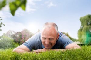 Medium-BG_2012_Lawn_lying-on-gras_male_068