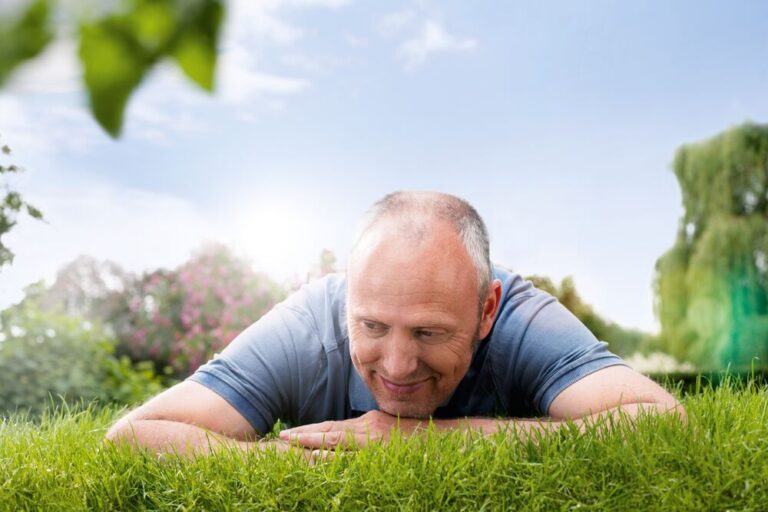 Medium-BG_2012_Lawn_lying-on-gras_male_068