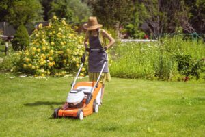 Medium-Seezon-How-to-properly-mow-your-lawn-2-women-lawnmower