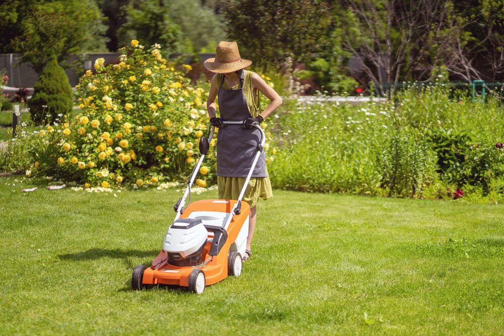 Medium-Seezon-How-to-properly-mow-your-lawn-2-women-lawnmower